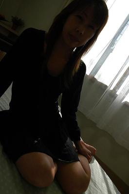 16P Asian MILF Aki Iwashita undressing and spreading her lower lips in close up