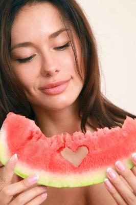 18P Seductive brunette lass Mila eats a watermelon with her boobs revealed