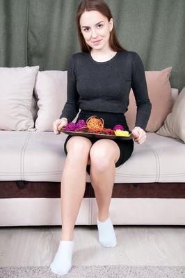 16P 甘い女の子テリーが服を脱ぐと毛むくじゃらの脇の下と茂みを露出します