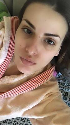 20P 素人美女が巨乳とエロいお尻を鏡で見せてポーズをとる