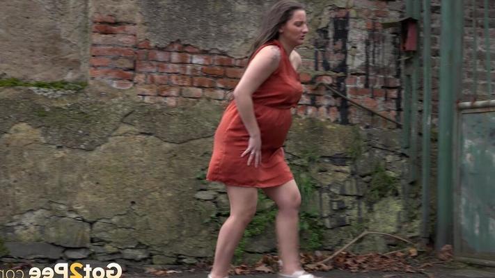 15P Pregnant Nicolette Noir pisses outside in city