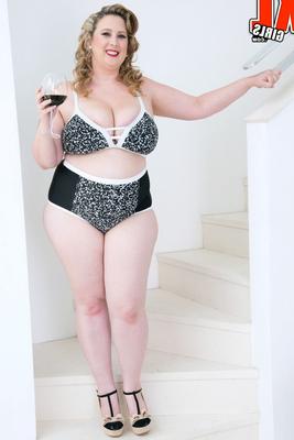21P Fantastic BBW pinup woman Amiee Roberts teases with her fat figure