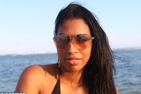 15P Latina amateur Marlen take off her sunglasses while wearing a swimsuit