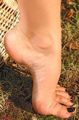 11P Hot brunette Jelena Jensen frees her pretty feet from flip flops in the nude