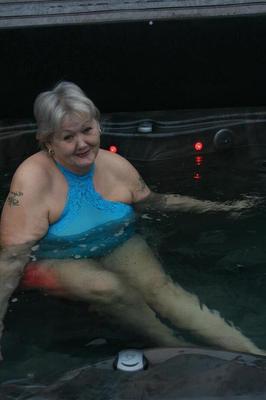 20P Old amateur frees tits and twat from tight dress before getting in hot tub