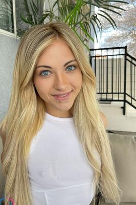 21P Amateur girlfriend Emma Bugg flaunts her cute petite body and tasty holes