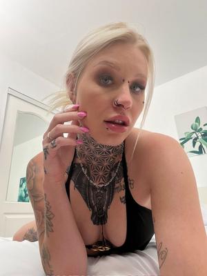 19P ピアスをしたインクを塗ったベイビー、プリンセス 69 が男性の前で服を脱いでポーズを取る