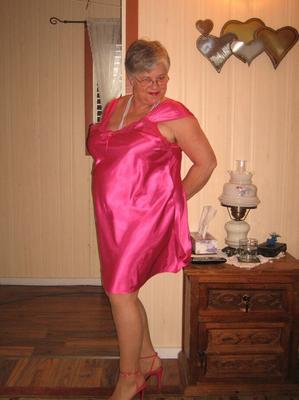 20P Silver haired nan Girdle Goddess pulls her hose down around her knees on a bed