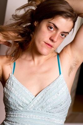 21P 素人彼女のアヤがスカートを失くしてソロで毛むくじゃらのひったくりを見せる