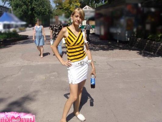 15P Sexy hottie in tight striking colors modelling sexy