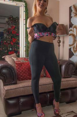 16P Blond amateur Jade Taylor unleashes big naturals as she strip to her underwear