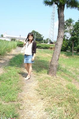 20P Japanese babe Karin Asahi reveals her big tits and hot pussy outdoors