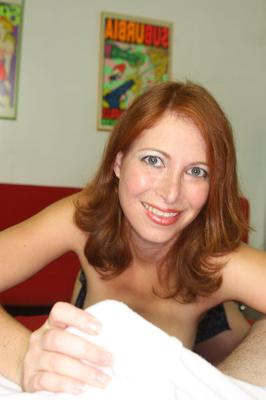 15P La MILF rousse Ginger Blaze découvre ses seins fermes avant une branlette en POV