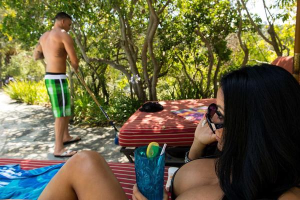Die 21P-Latina-Sexbombe Kiara Mia knebelt einen riesigen Schwanz und genießt Sex im Freien