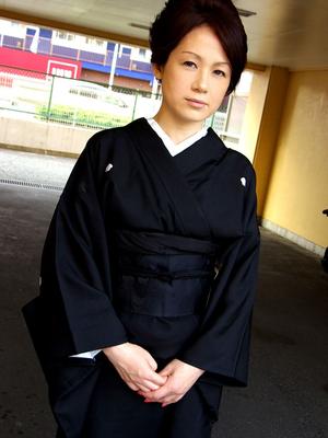 12P 小柄な日本人熟女が毛むくじゃらのマンコを 3 人の若いチンポに激しく犯される