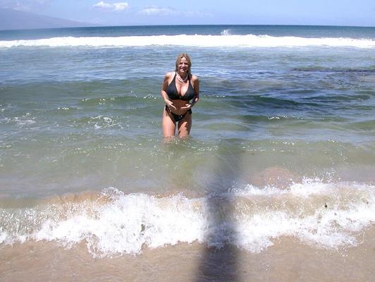 16P American MILF in black lingerie Kelly Madison posing on the beach