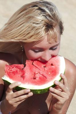 21P Golden-haired girlfriend Lada poses naked and eats a watermelon on the beach