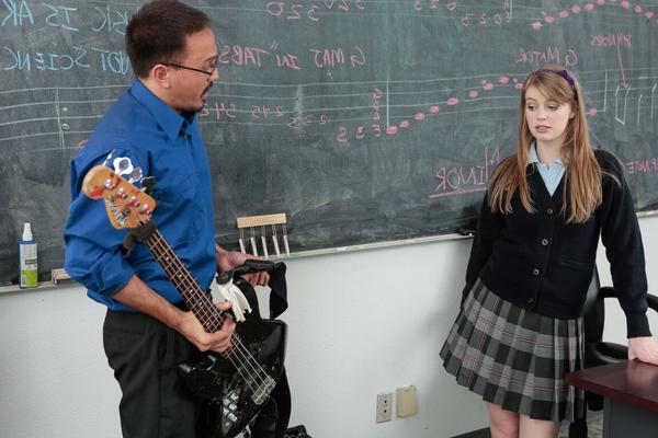 20P Hopeless music student Dolly Leigh finds her true talent in classroom blowjob