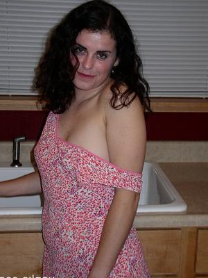 17P La brune sexy Michelle pose dans la cuisine et baise sa chatte avec une carotte