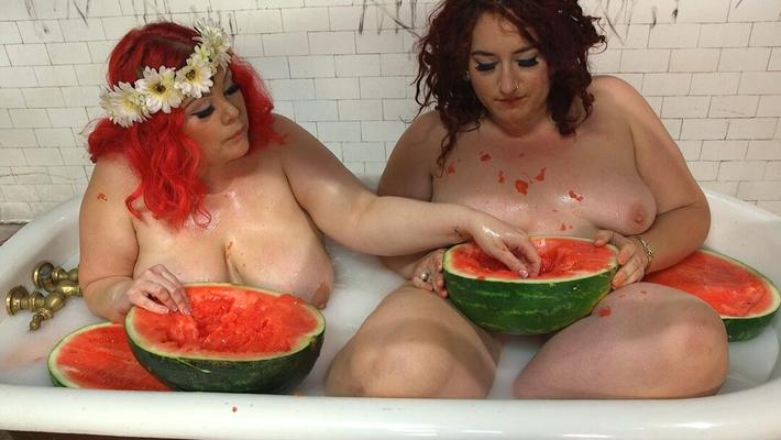 17P 肥満の女性は男性の潜水艦に陰部を食べさせる前に浴槽でメロンを食べる