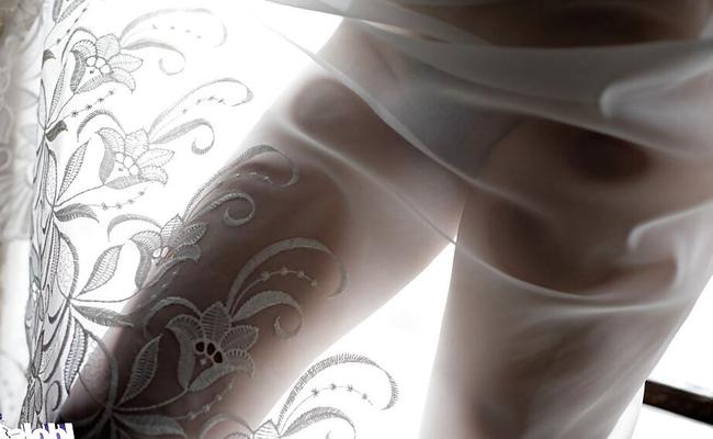 15P Sweet asian teenage babe China Yuki revealing her tempting body