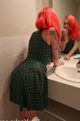 17P Australian teen Sierra Knight with pink hair masturbates pussy in bathroom