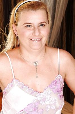 16P Chubby mom is posing naked to show her tits and a big butt