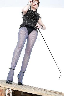 15P パンストでポーズをとる熱いお尻と細い脚を持つ魅惑的な成熟した女性