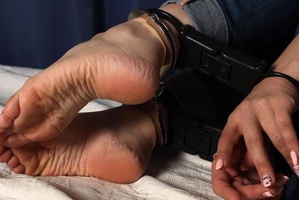 16P Niña caucásica silenciada con cinta adhesiva mientras está esposada de muñeca y mano
