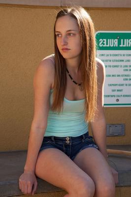 11P Amateur Babe Giselle Locke posiert in ihren Shorts, bevor sie sich bis auf ihr Höschen auszieht