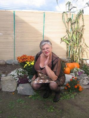 20P Fat nan Girdle Goddess sets her saggy boobs free of a girdle in the backyard