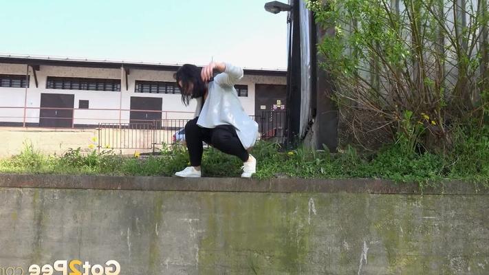 15P Dark-haired chick Lora pulls down her leggings to pee over a retaining wall