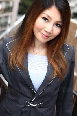15P La jolie MILF japonaise Yuria Kanno pose en public dans son uniforme sexy