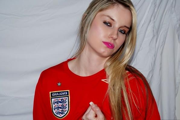 20P Dirty blonde Kit Kittens shows her shaved vagina on a couch in red pumps