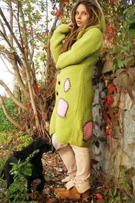 19P 美しい編み込み髪の甘いティーンが屋外で完全に服を着たシンディ S からかい