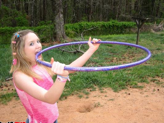 12P 小柄な十代のシェルビーがフーラフープで遊ぶ