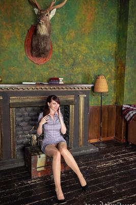 16P 甘い美女ジェニー・スミスがドレスを脱いで光沢のあるパンストでポーズをとる
