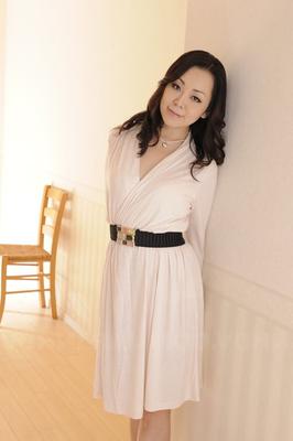15P Japanese solo model Yuna Yamami grabs her natural tits after showing full bush