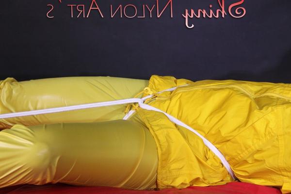 16P Regarder la sexy Pia se faire attacher et bâillonner avec des cordes sur un lit et un bâillon en tissu