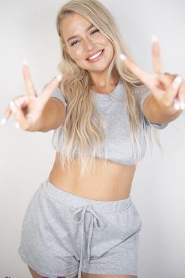 12P Hermosa rubia descubre sus lindas tetas mientras se desnuda y se queda con su traje de cumpleaños