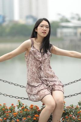 21P Guapa sexpot asiática se burla con un sexy vestido corto al aire libre