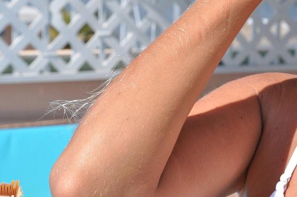 21P sexy babe with tiny boobs Lori Anderson flaunts her hairy arms in the pool