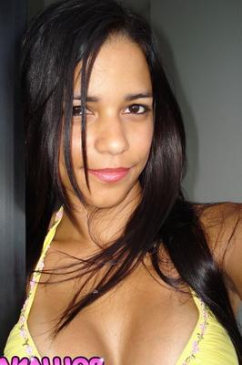 10P Latina amateur Polliana displays her juicy ass in panties during solo action