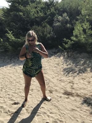 20P La gorda amateur Sweet Susi toma sus grandes tetas después de desnudar su trasero en una duna de arena
