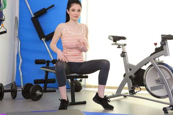 21P 大きなおっぱいを持つ興奮したティーン、デニーサがジムで服を脱いでオナニー