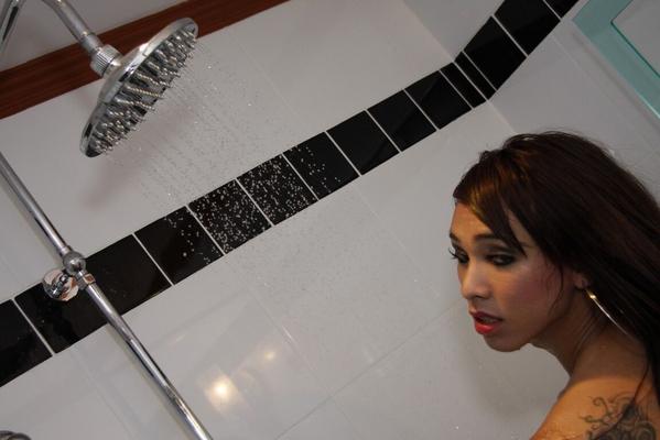21P Ladyboy asiática desagradable sacudiendo su polla dura mientras se divierte en solitario bajo la ducha