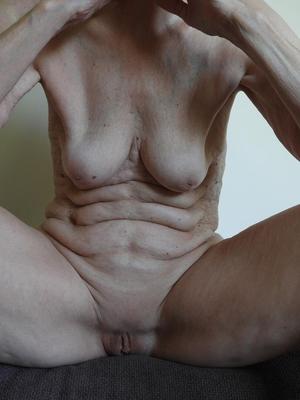 16P Old woman Kat Kitty discards her lingerie before spreading her naked pussy
