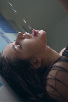16P L'adolescente nue Emily J montre son buisson taillé tout en prenant un bain dans une baignoire profonde
