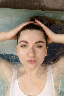 13P Sexy amateur babe in a hot swimsuit Olivia Yukon goes for a swim