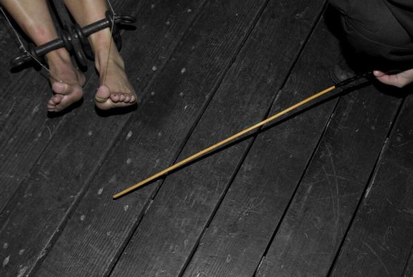21P 黒髪の女の子が床でハードコアボンデージアクションで罰せられる